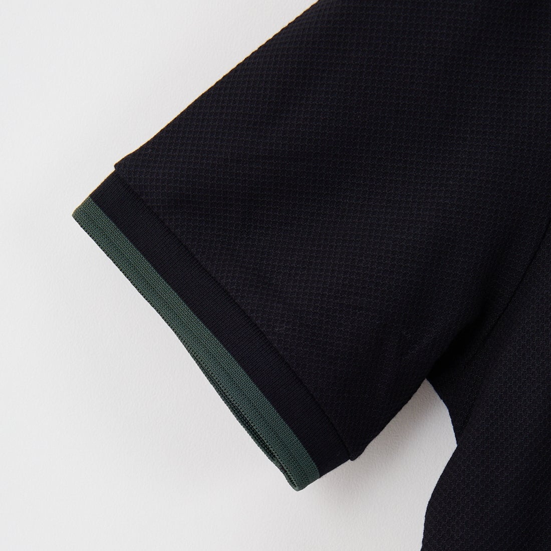 FRED PERRY [フレッドペリー] 袖ティップライン ワンポイント刺繍ロゴ 鹿の子Tシャツ [M4654] Y43 BLK/CR