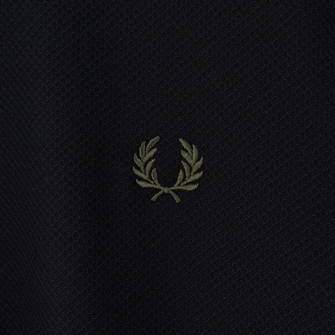 FRED PERRY [フレッドペリー] 袖ティップライン ワンポイント刺繍ロゴ 鹿の子Tシャツ [M4654] Y43 BLK/CR
