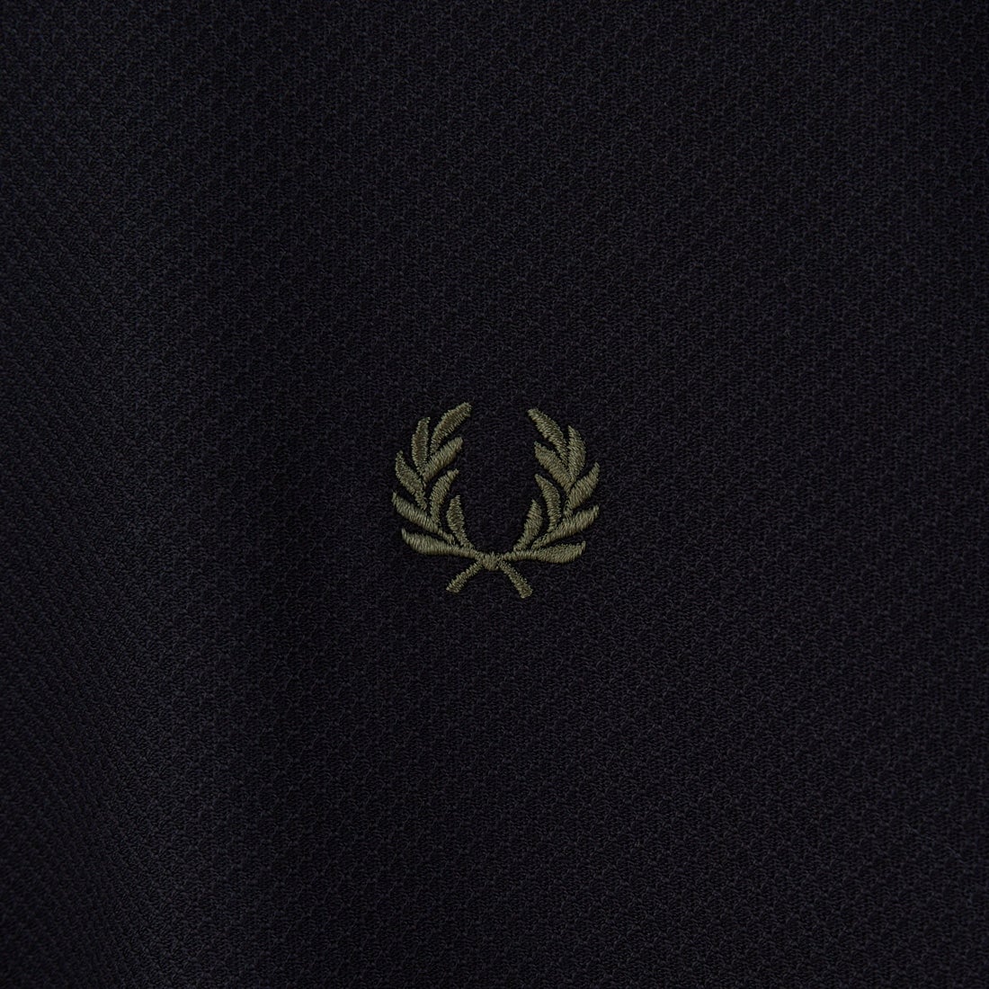 FRED PERRY [フレッドペリー] 袖ティップライン ワンポイント刺繍ロゴ 鹿の子Tシャツ [M4654] Y43 BLK/CR