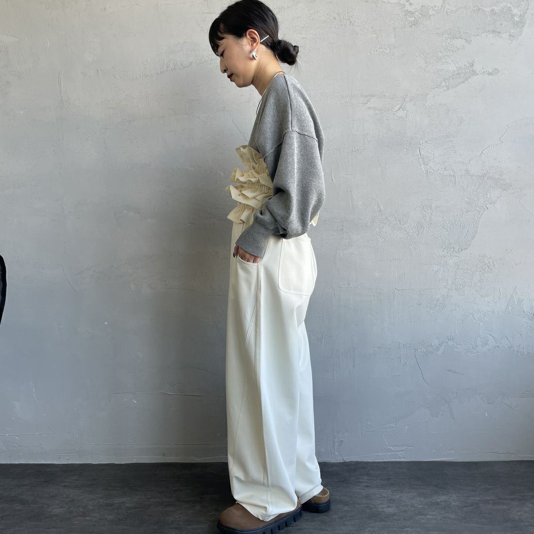 nenom [ネノム] マルチWAYギャザーフリルベスト [NE25132006] 02 OFF &&モデル身長：150cm 着用サイズ：F&&