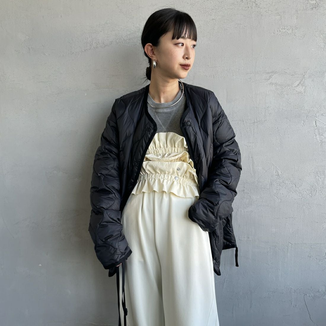 nenom [ネノム] マルチWAYギャザーフリルベスト [NE25132006] 02 OFF &&モデル身長：150cm 着用サイズ：F&&