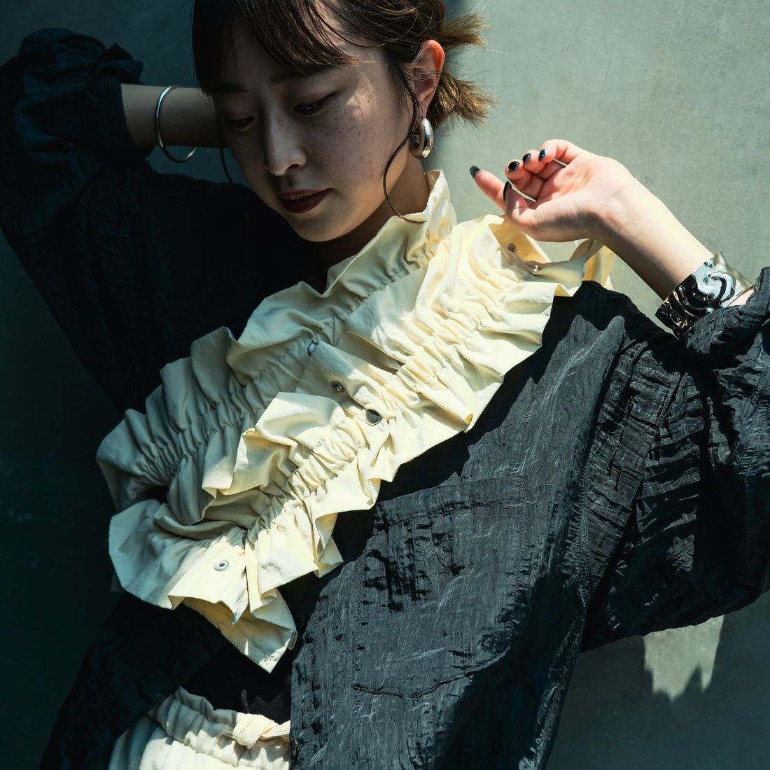 nenom [ネノム] マルチWAYギャザーフリルベスト [NE25132006] 02 OFF &&モデル身長：150cm 着用サイズ：F&&