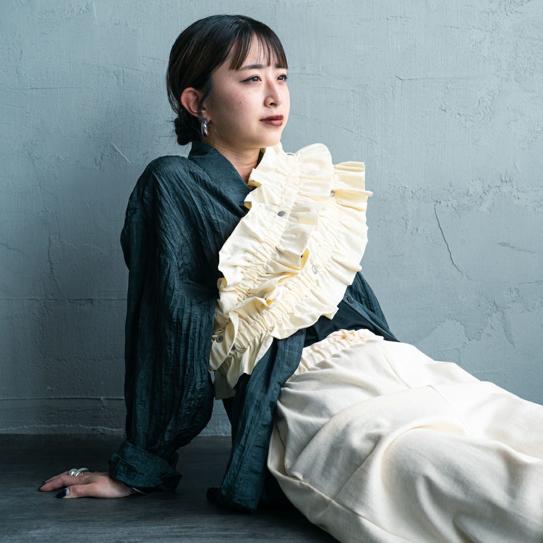 nenom [ネノム] マルチWAYギャザーフリルベスト [NE25132006] 02 OFF &&モデル身長：150cm 着用サイズ：F&&