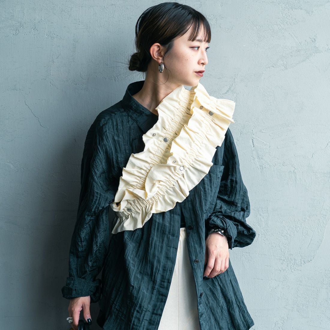 nenom [ネノム] マルチWAYギャザーフリルベスト [NE25132006] 02 OFF &&モデル身長：150cm 着用サイズ：F&&