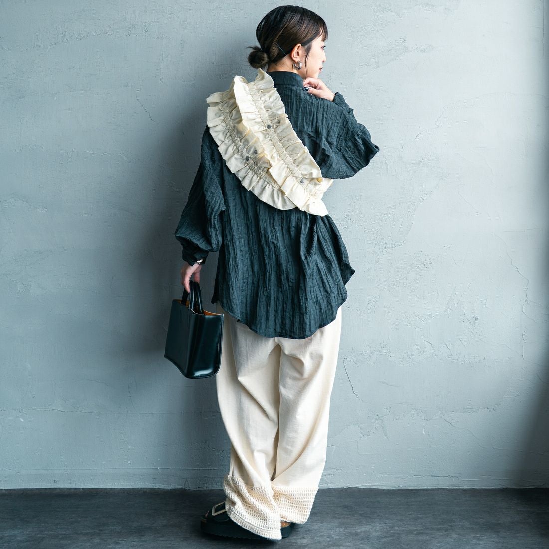 nenom [ネノム] マルチWAYギャザーフリルベスト [NE25132006] 02 OFF &&モデル身長：150cm 着用サイズ：F&&