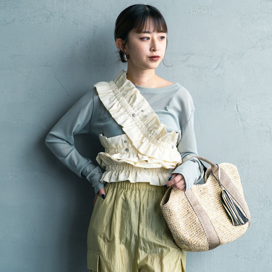 nenom [ネノム] マルチWAYギャザーフリルベスト [NE25132006] 02 OFF &&モデル身長：150cm 着用サイズ：F&&