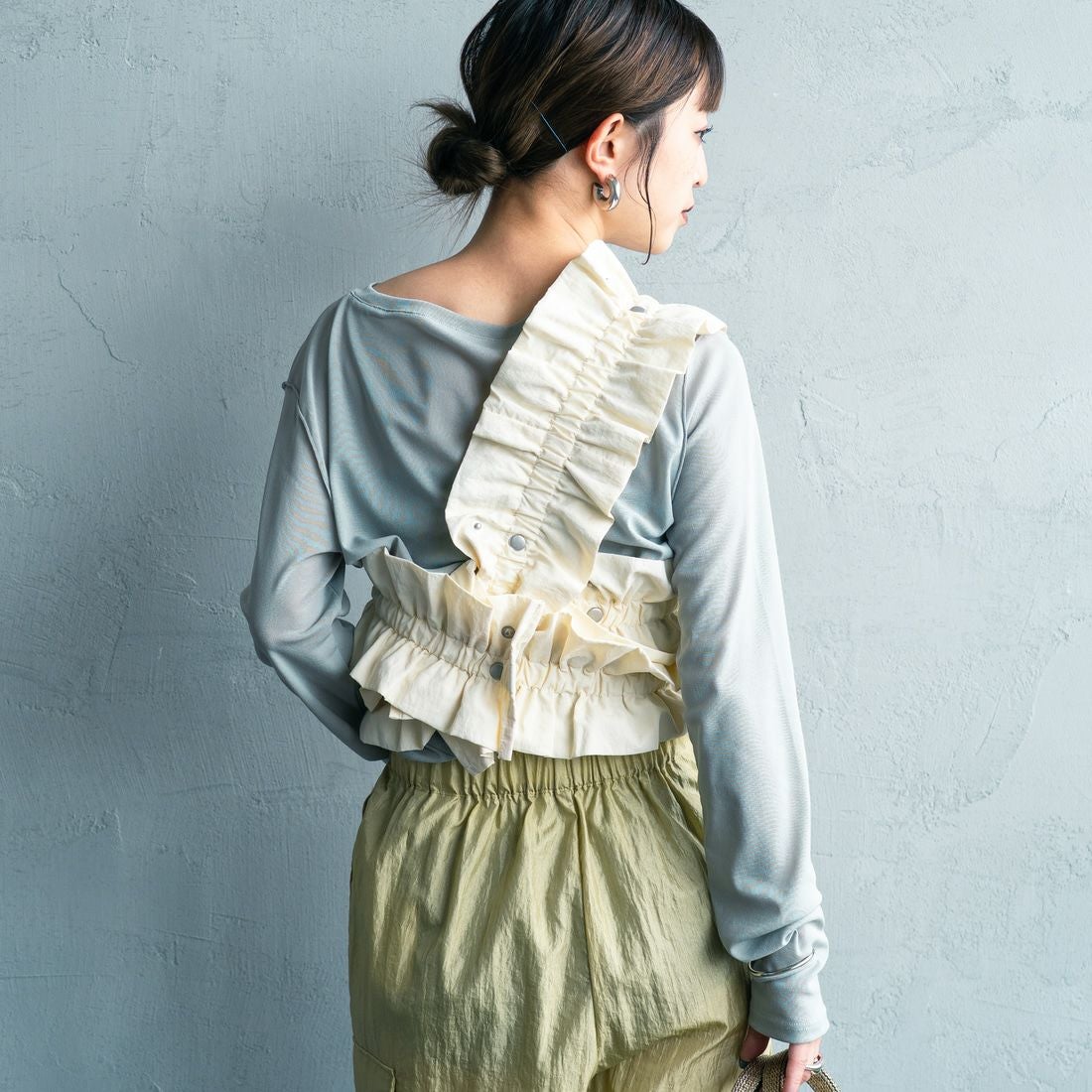 nenom [ネノム] マルチWAYギャザーフリルベスト [NE25132006] 02 OFF &&モデル身長：150cm 着用サイズ：F&&
