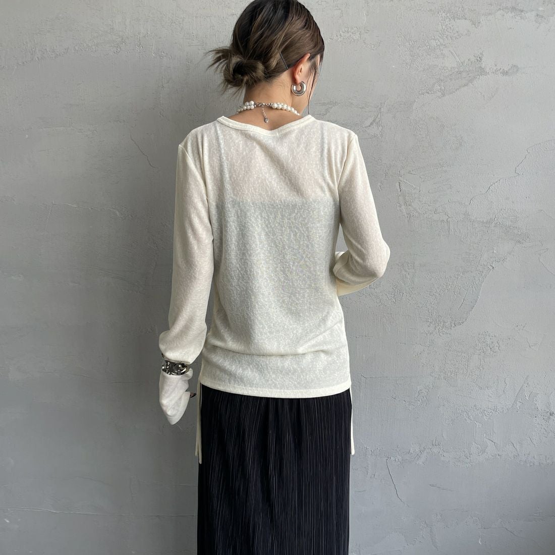 nenom [ネノム] サイドドロストシアーカットソー [NE25132001] 21 IVORY &&モデル身長：150cm 着用サイズ：F&&