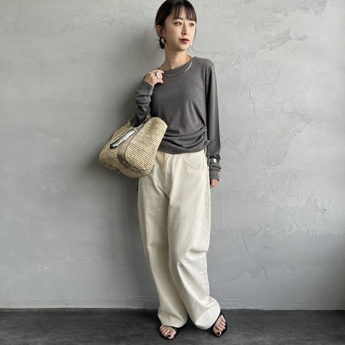 nenom [ネノム] サイドドロストシアーカットソー [NE25132001] 08 CHARCOA &&モデル身長：150cm 着用サイズ：F&&