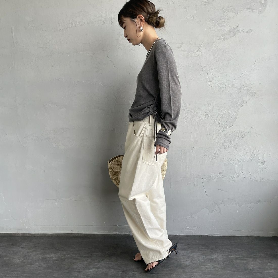 nenom [ネノム] サイドドロストシアーカットソー [NE25132001] 08 CHARCOA &&モデル身長：150cm 着用サイズ：F&&