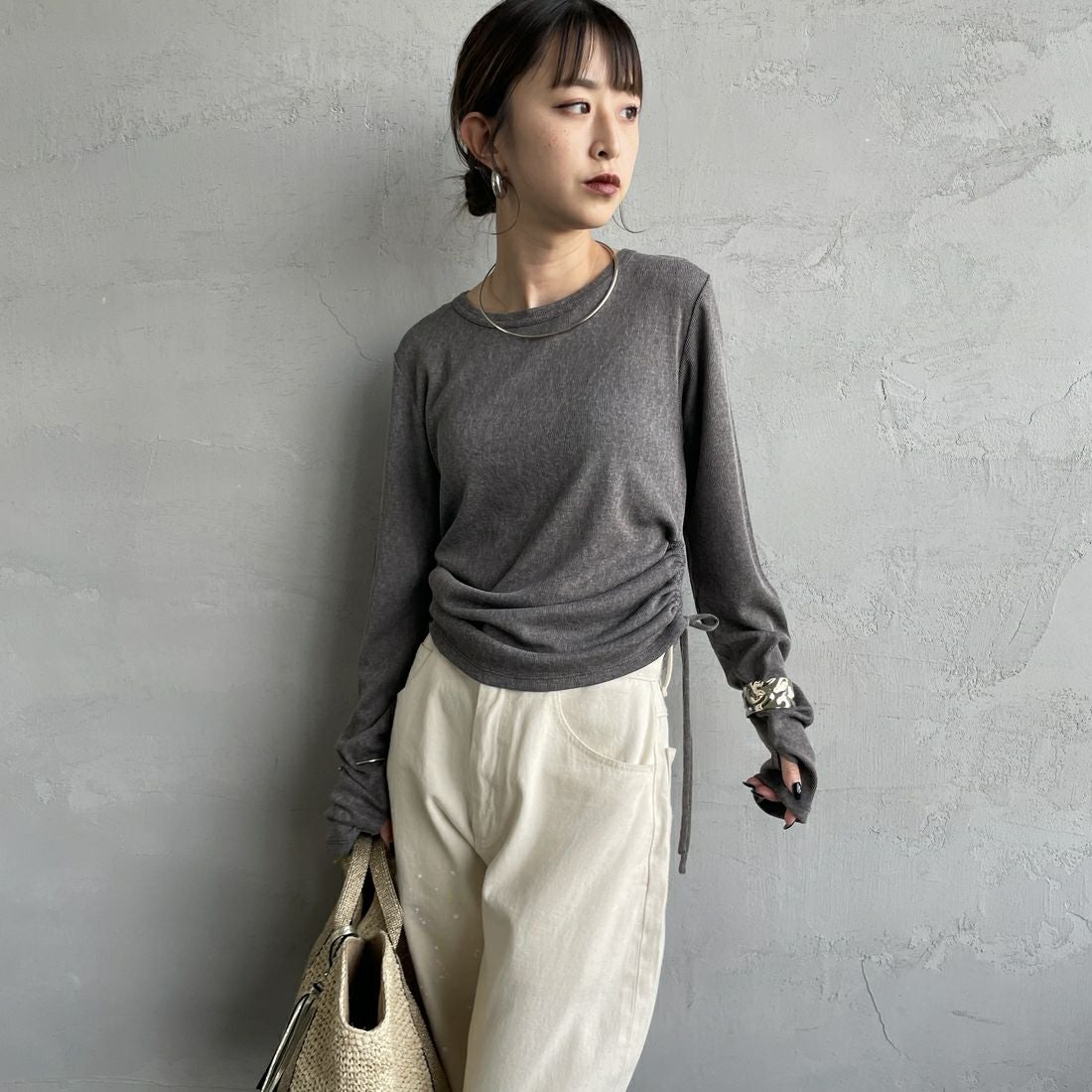 nenom [ネノム] サイドドロストシアーカットソー [NE25132001] 08 CHARCOA &&モデル身長：150cm 着用サイズ：F&&