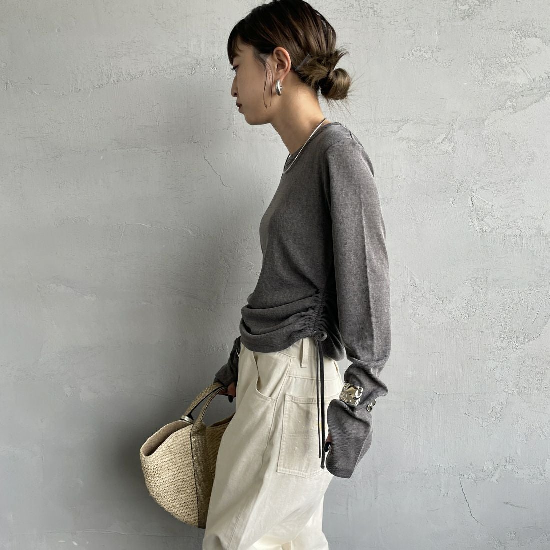 nenom [ネノム] サイドドロストシアーカットソー [NE25132001] 08 CHARCOA &&モデル身長：150cm 着用サイズ：F&&
