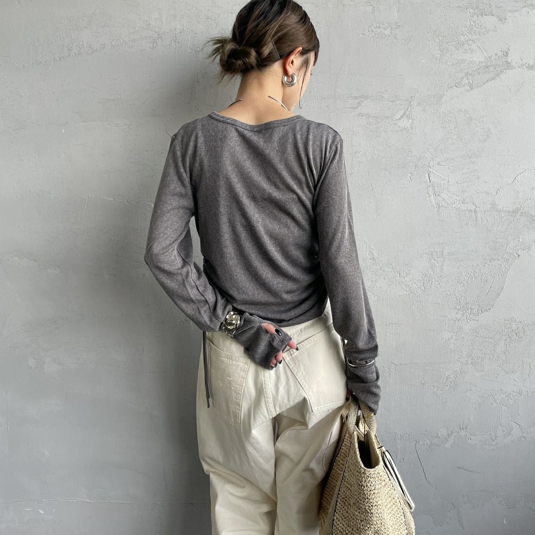 nenom [ネノム] サイドドロストシアーカットソー [NE25132001] 08 CHARCOA &&モデル身長：150cm 着用サイズ：F&&