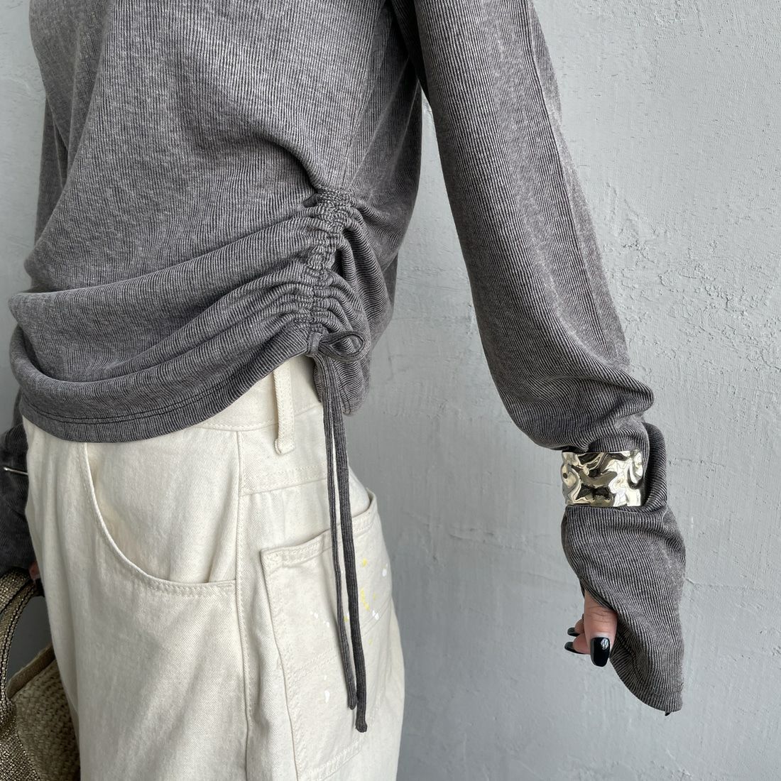 nenom [ネノム] サイドドロストシアーカットソー [NE25132001] 08 CHARCOA &&モデル身長：150cm 着用サイズ：F&&