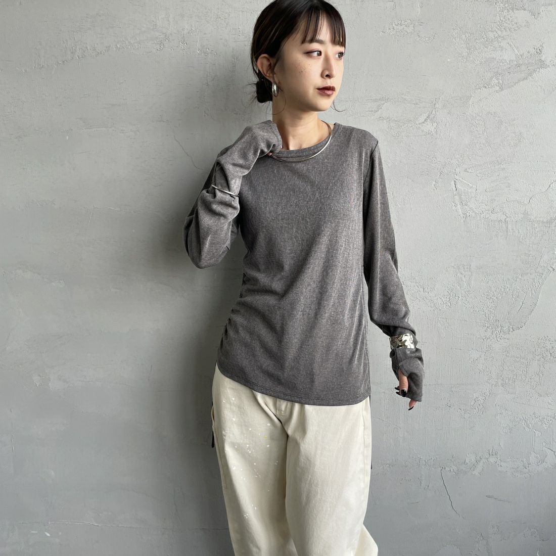 nenom [ネノム] サイドドロストシアーカットソー [NE25132001] 08 CHARCOA &&モデル身長：150cm 着用サイズ：F&&