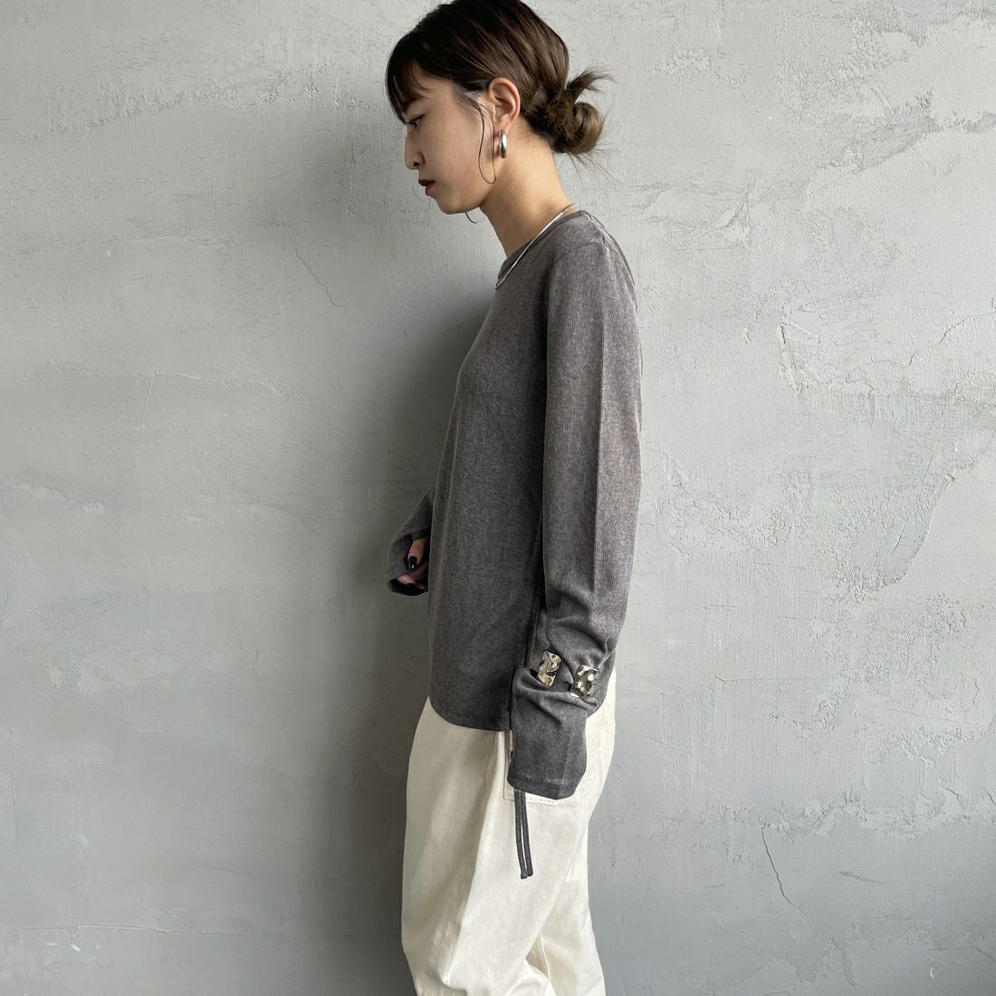nenom [ネノム] サイドドロストシアーカットソー [NE25132001] 08 CHARCOA &&モデル身長：150cm 着用サイズ：F&&