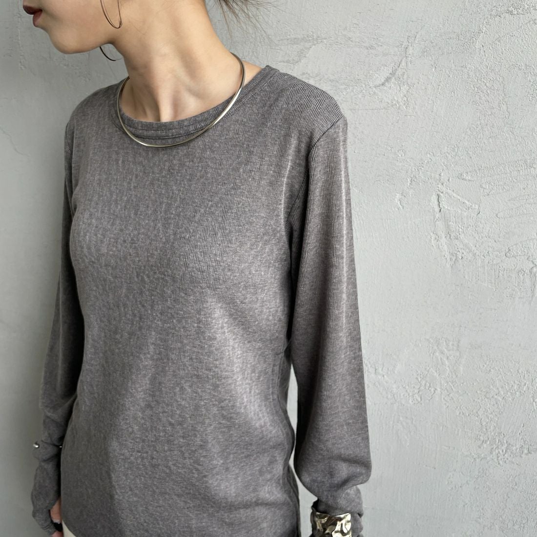 nenom [ネノム] サイドドロストシアーカットソー [NE25132001] 08 CHARCOA &&モデル身長：150cm 着用サイズ：F&&