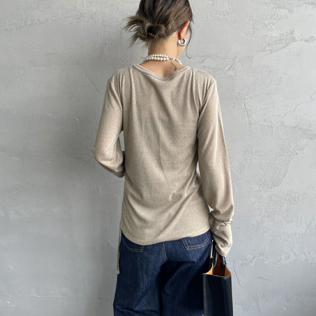 nenom [ネノム] サイドドロストシアーカットソー [NE25132001] 22 BEIGE &&モデル身長：150cm 着用サイズ：F&&