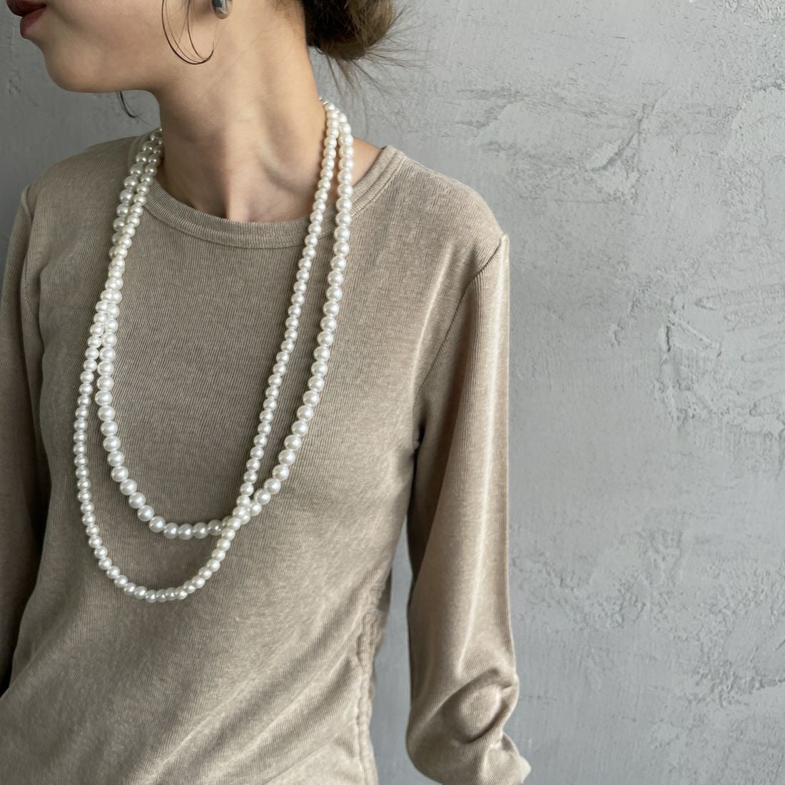 nenom [ネノム] サイドドロストシアーカットソー [NE25132001] 22 BEIGE &&モデル身長：150cm 着用サイズ：F&&