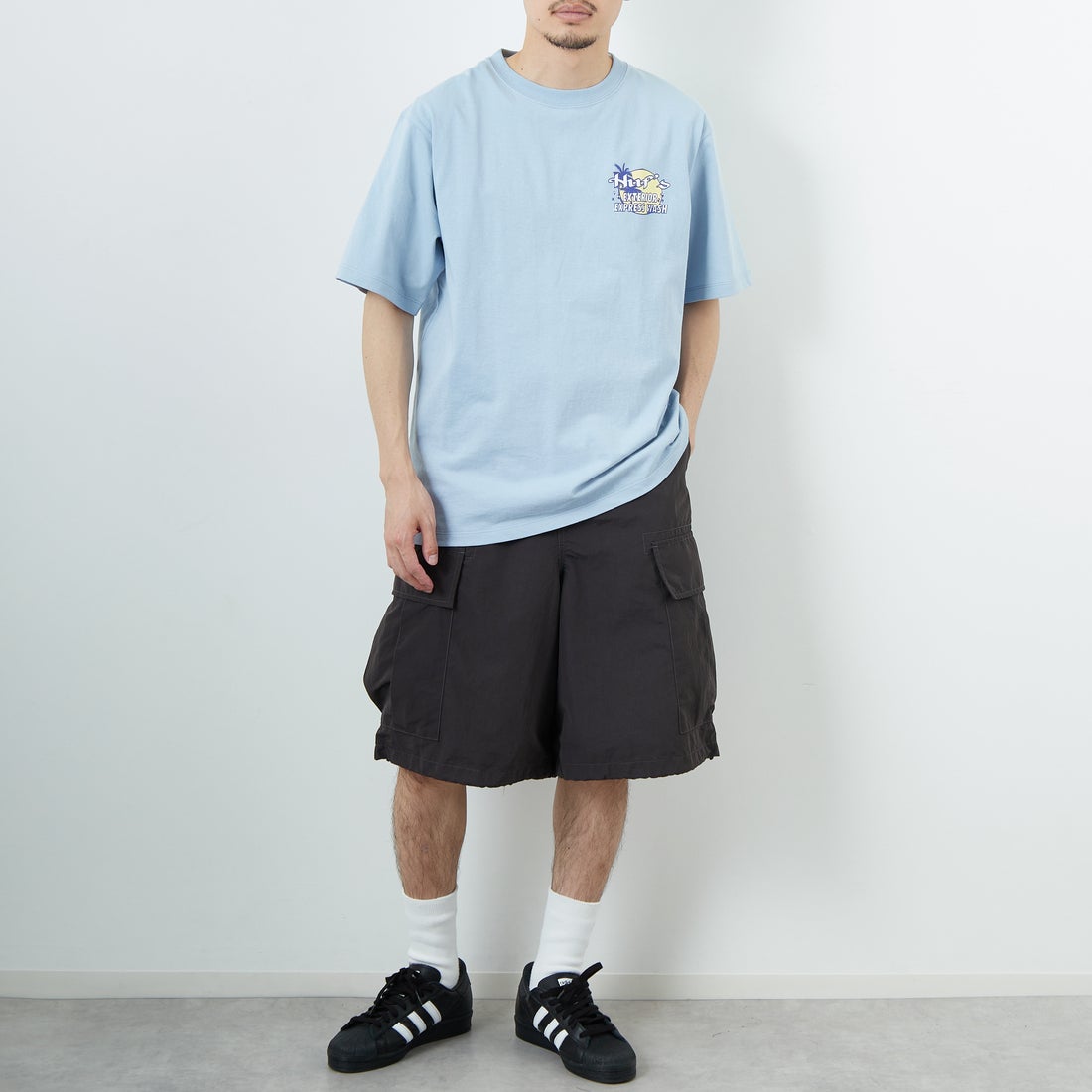 HUF [ハフ] フルサービス ショートスリーブTシャツ [TS02455] SKY &&モデル身長：168cm 着用サイズ：M&&