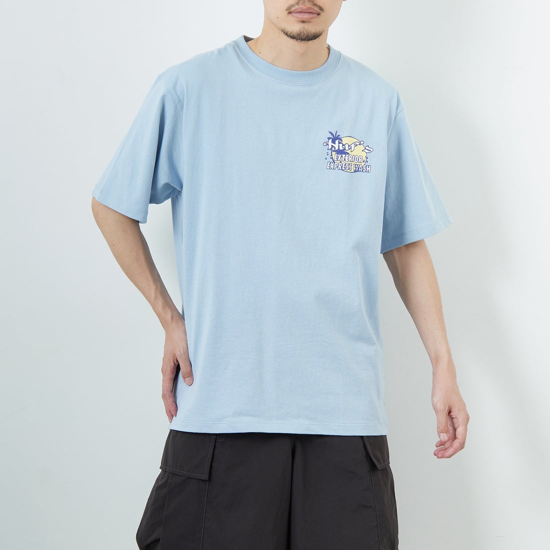 HUF [ハフ] フルサービス ショートスリーブTシャツ [TS02455] SKY &&モデル身長：168cm 着用サイズ：M&&