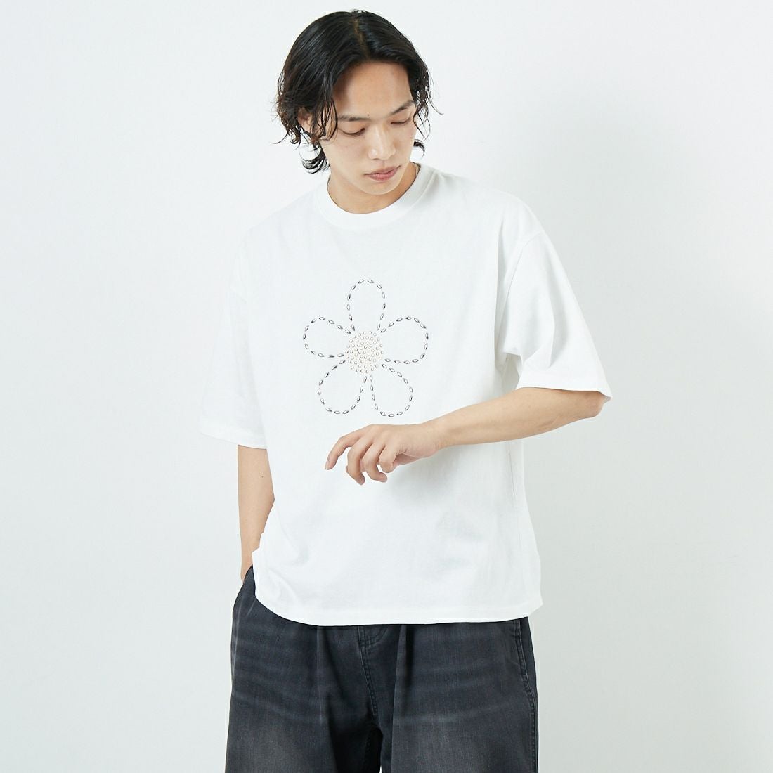 Jeans Factory Clothes [ジーンズファクトリークローズ] ピグメントスタッズTシャツ [JFC-252-043] A WHT &&モデル身長：179cm 着用サイズ：M&&