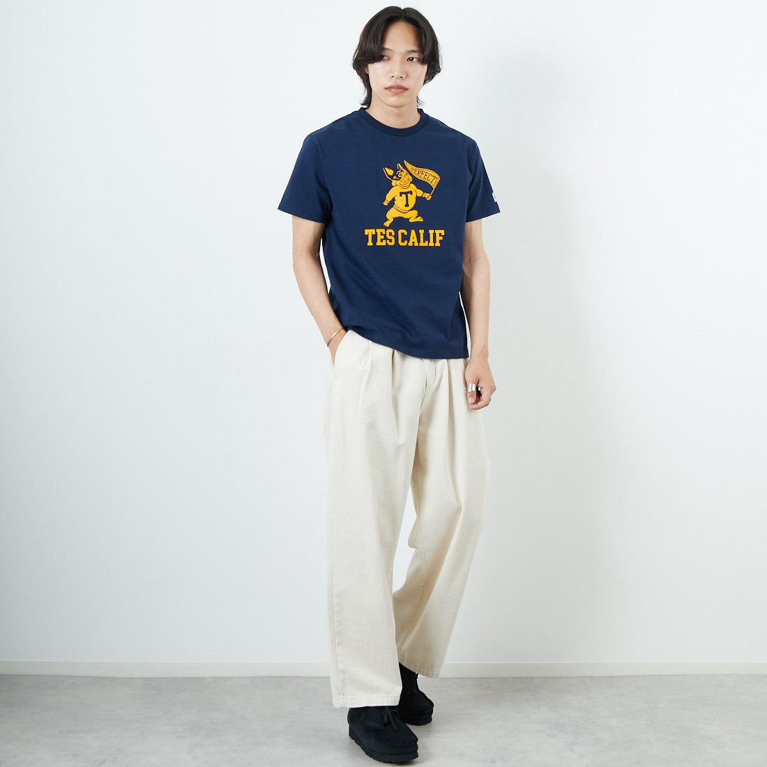 The Endless Summer [エンドレスサマー] カレッジロゴ フロッキープリントTシャツ [FH-25574337] 60 NAVY &&モデル身長：179cm 着用サイズ：M&&