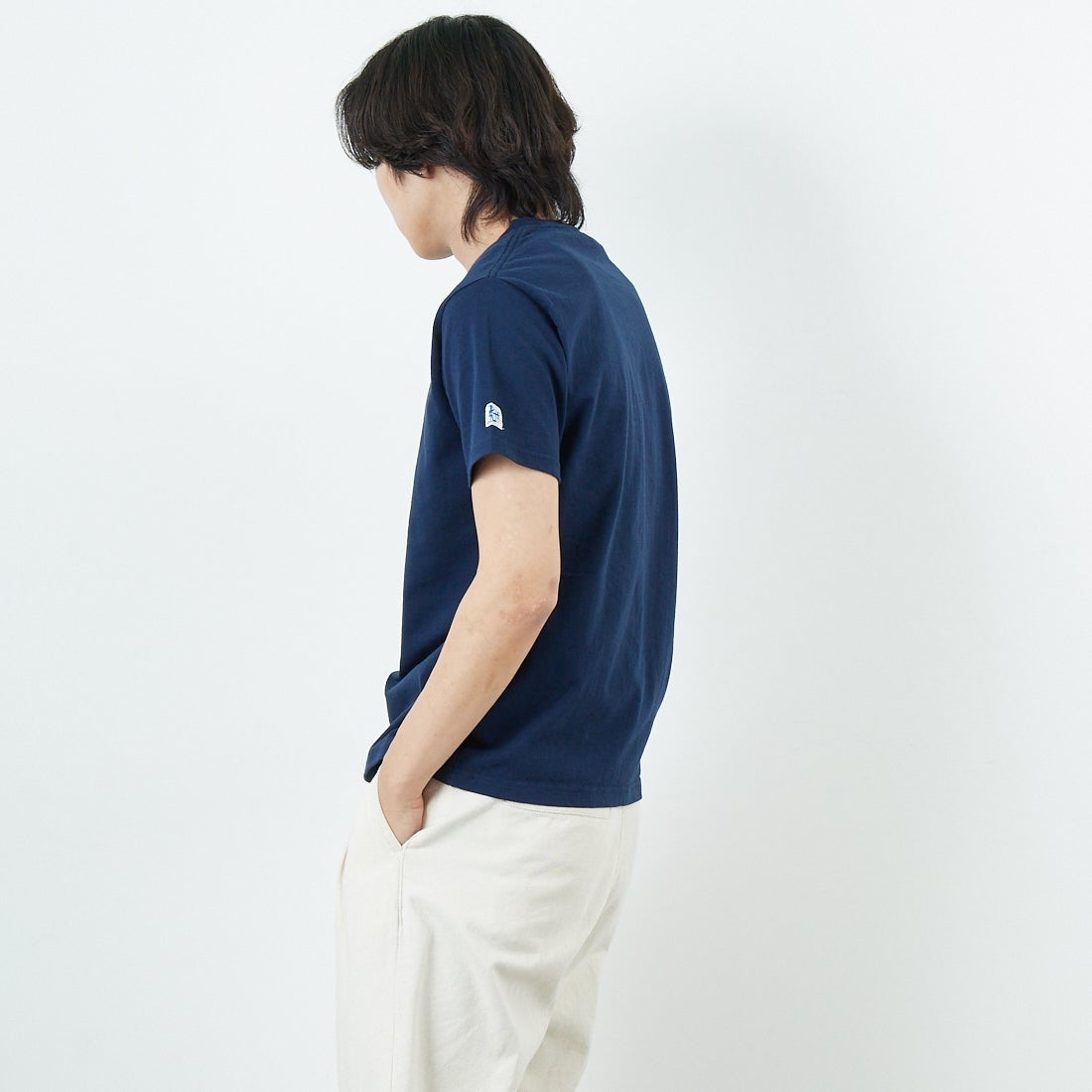 The Endless Summer [エンドレスサマー] カレッジロゴ フロッキープリントTシャツ [FH-25574337] 60 NAVY &&モデル身長：179cm 着用サイズ：M&&