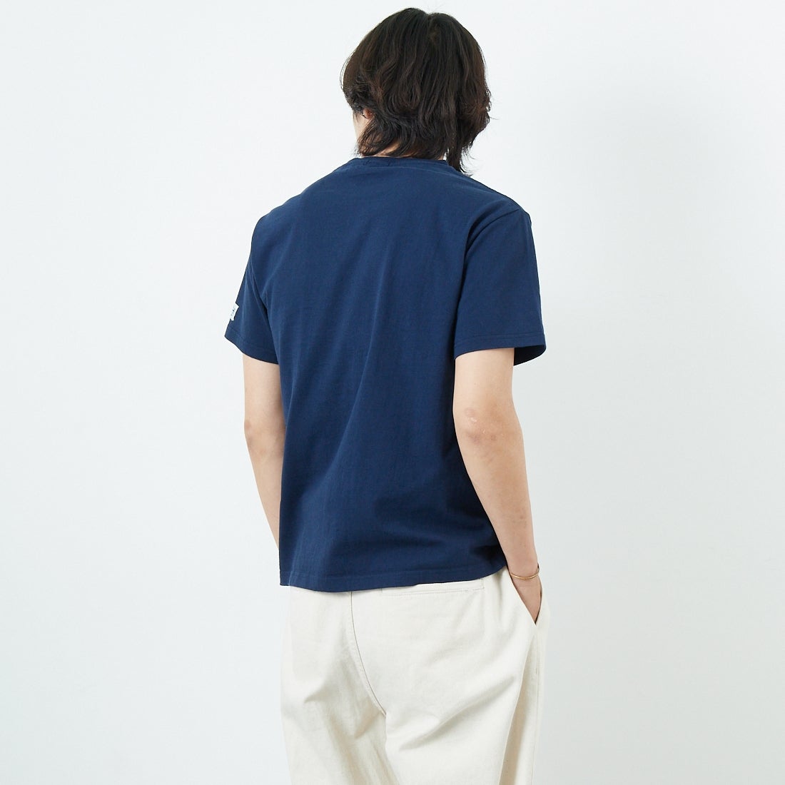 The Endless Summer [エンドレスサマー] カレッジロゴ フロッキープリントTシャツ [FH-25574337] 60 NAVY &&モデル身長：179cm 着用サイズ：M&&