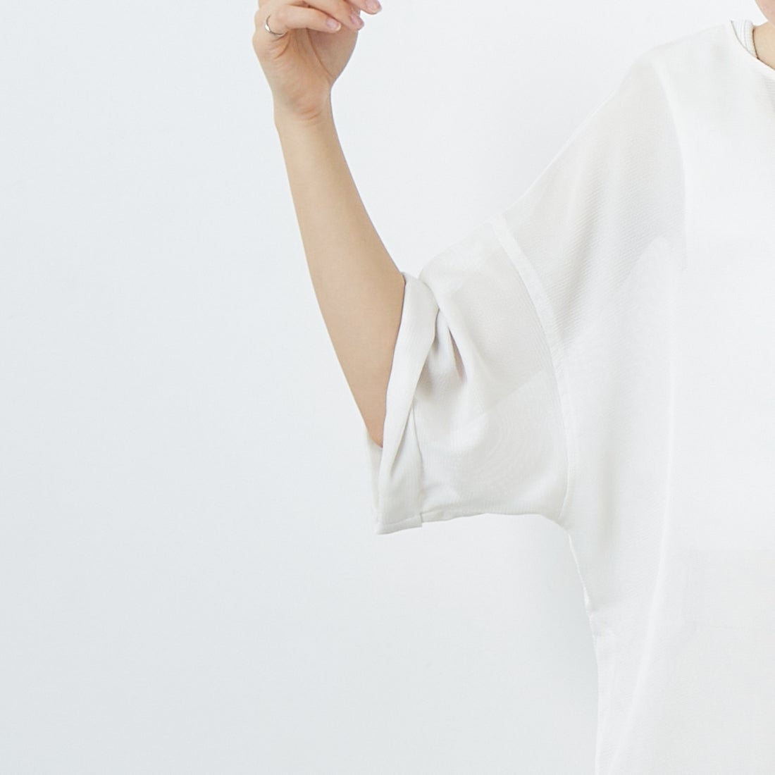 MICA&DEAL [マイカアンドディール] メッシュTブラウス [0125201156] OFF WHITE &&モデル身長：160cm 着用サイズ：F&&