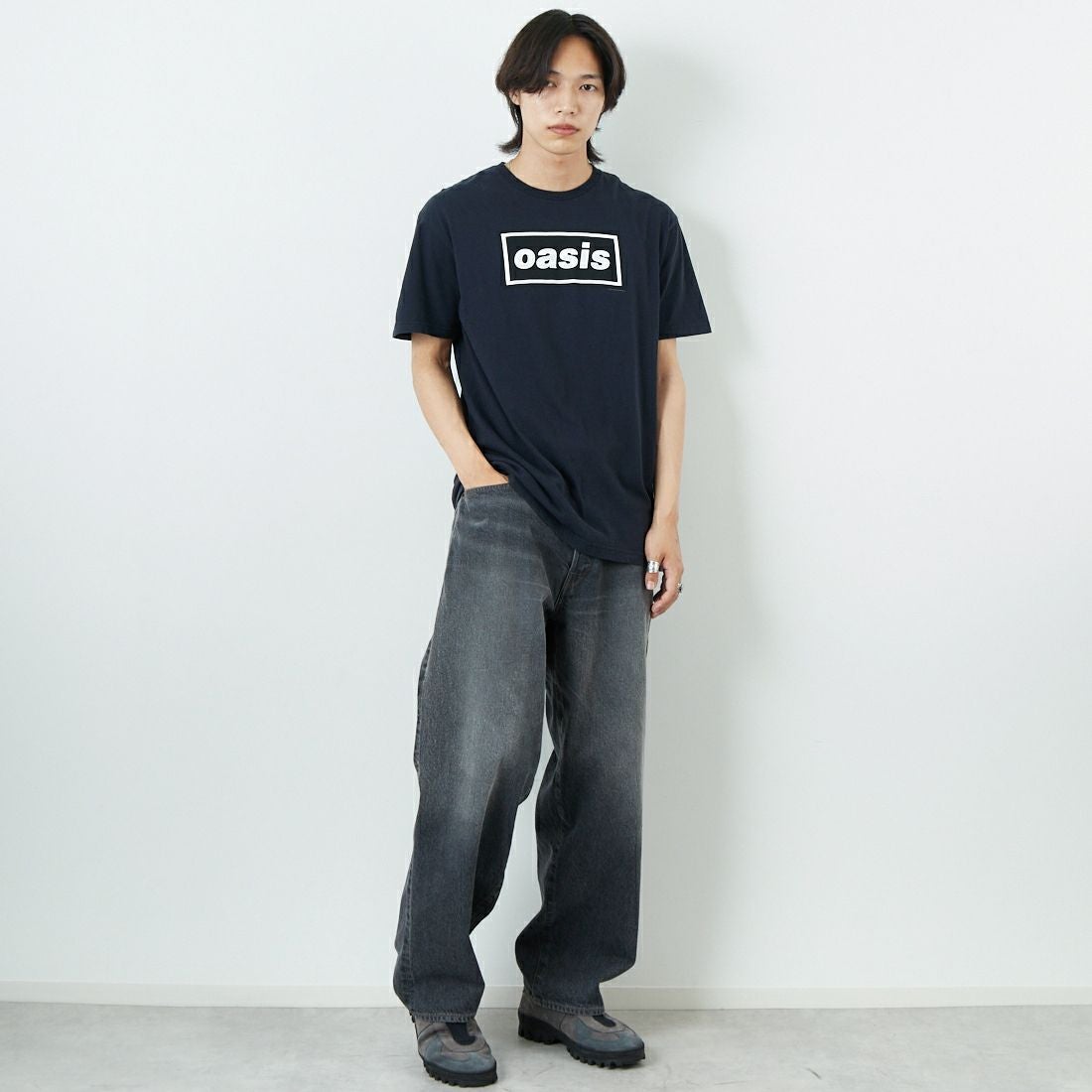 THRIFTY LOOK [スリフティールック] oasis ショートスリーブTシャツ [TL22S016-B] BLACK &&モデル身長：179cm 着用サイズ：L&&