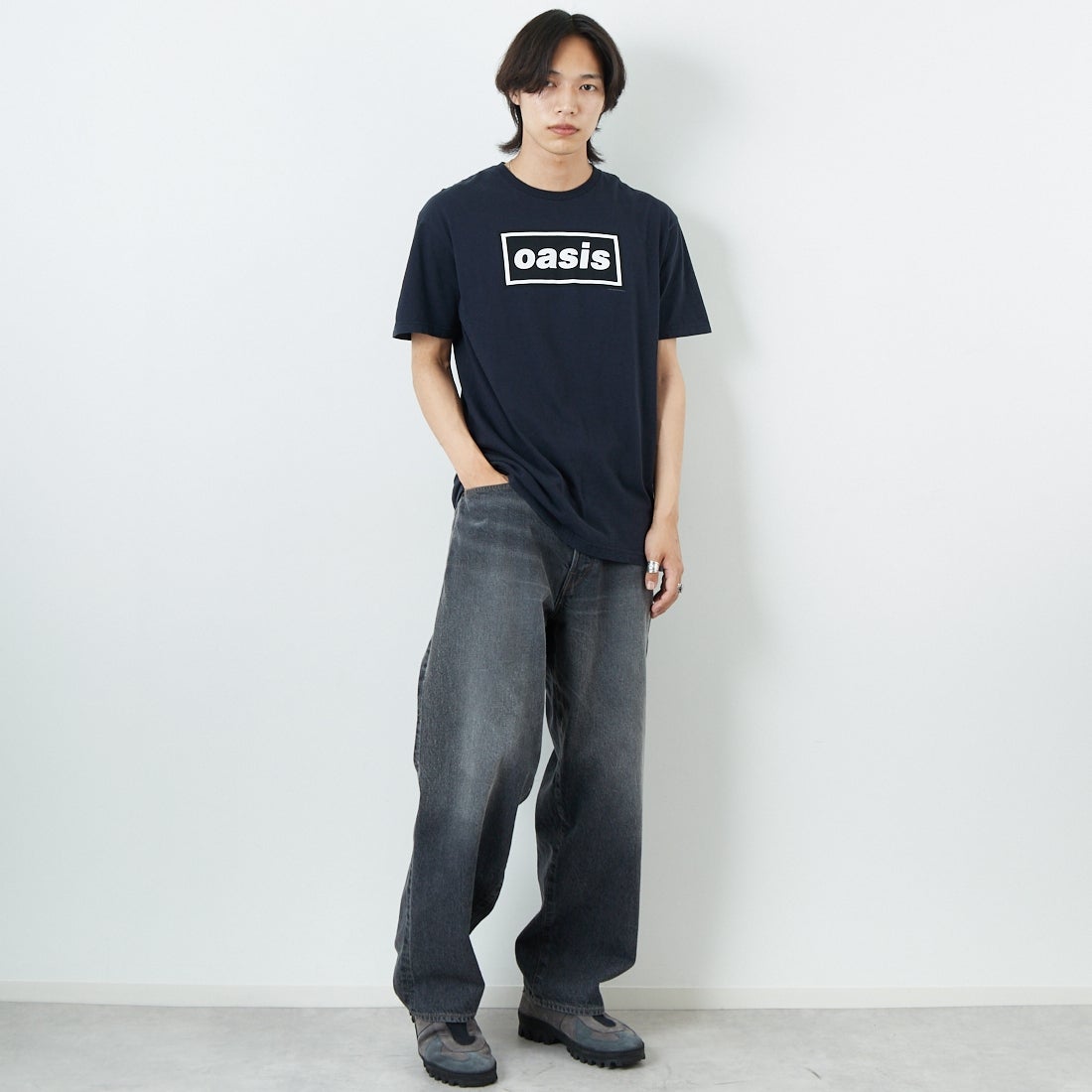 THRIFTY LOOK [スリフティールック] oasis ショートスリーブTシャツ [TL22S016-B] BLACK &&モデル身長：179cm 着用サイズ：L&&