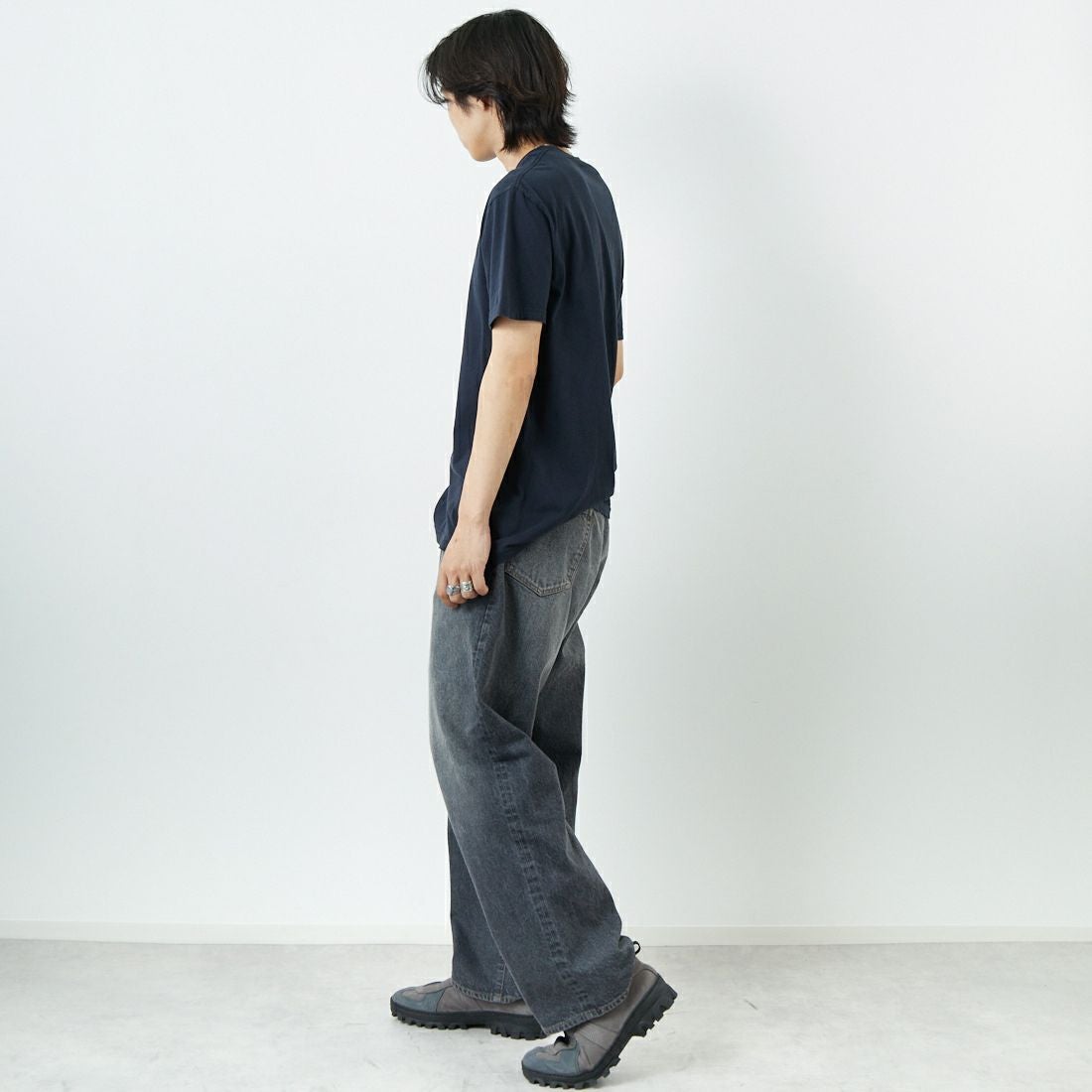 THRIFTY LOOK [スリフティールック] oasis ショートスリーブTシャツ [TL22S016-B] BLACK &&モデル身長：179cm 着用サイズ：L&&