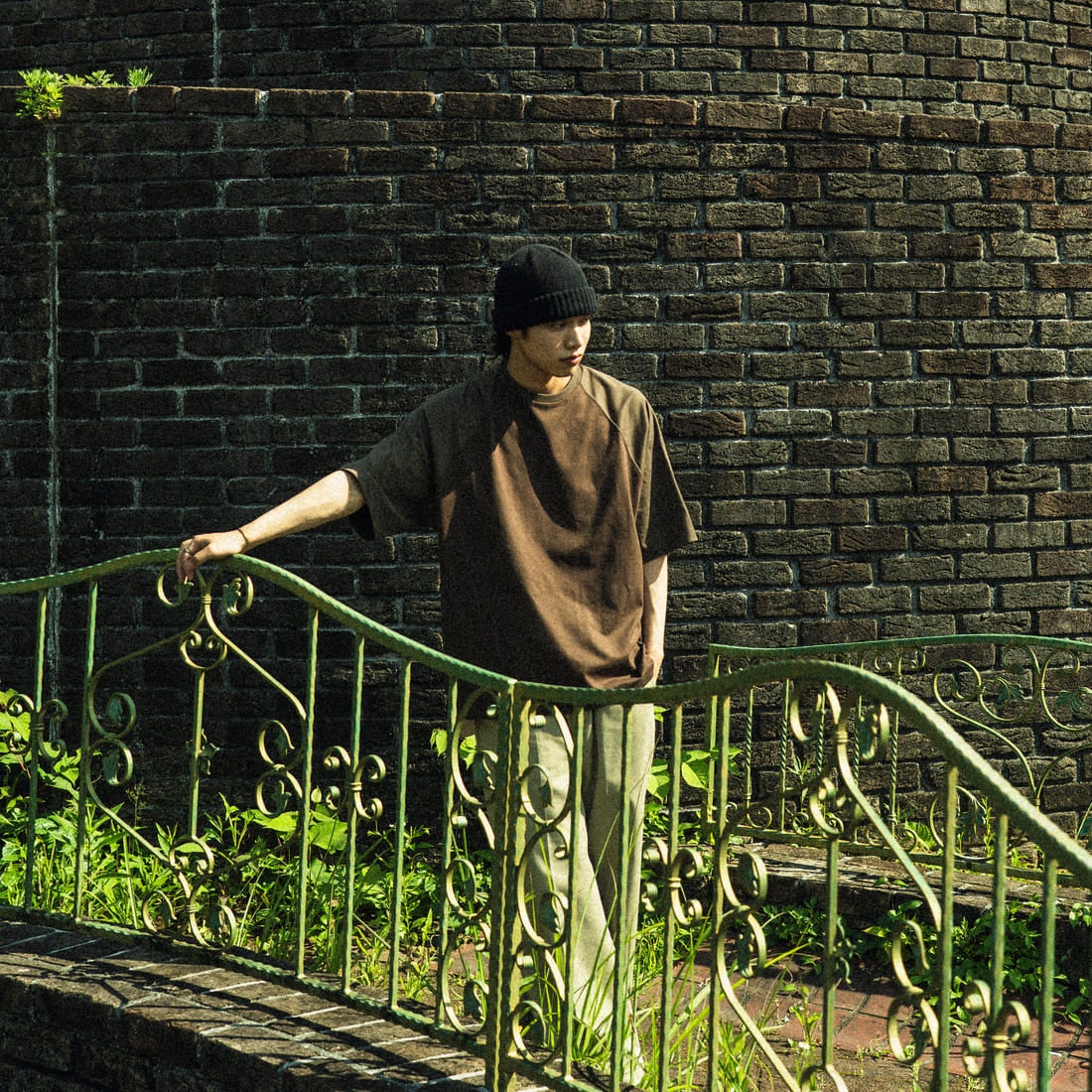 Name. [ネーム] 別注 ラグランビッグTシャツ [NMCU-JF-02] BROWN/KHAK &&モデル身長：179cm 着用サイズ：0&&