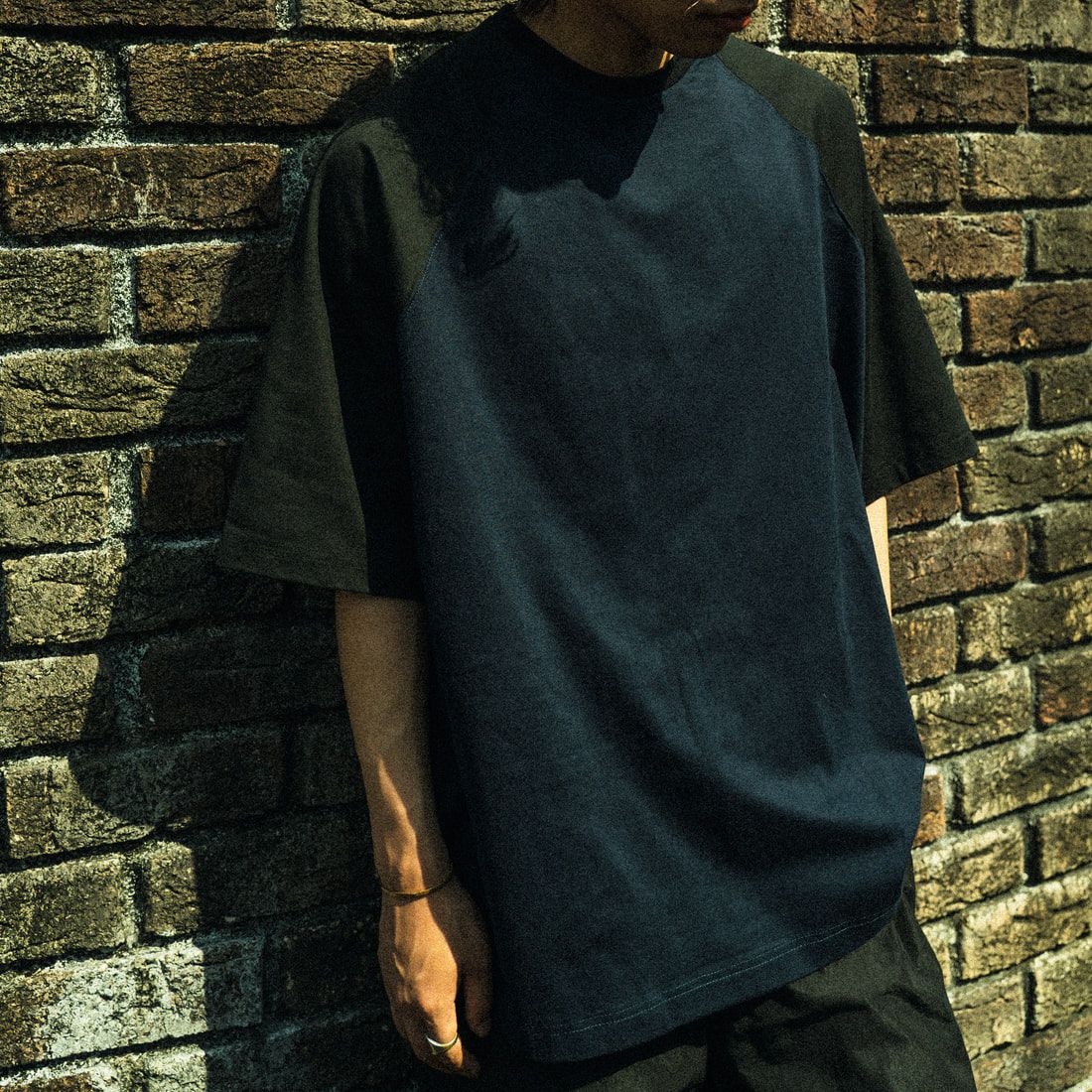 Name. [ネーム] 別注 ラグランビッグTシャツ [NMCU-JF-02] NAVY/BLACK &&モデル身長：179cm 着用サイズ：1&&