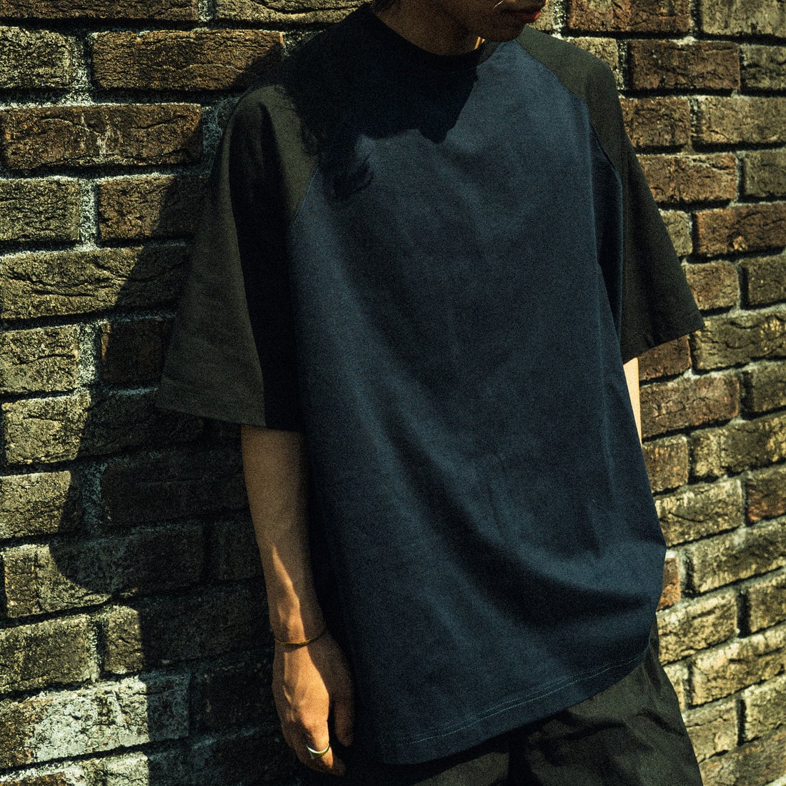 Name. [ネーム] 別注 ラグランビッグTシャツ [NMCU-JF-02] NAVY/BLACK &&モデル身長：179cm 着用サイズ：1&&