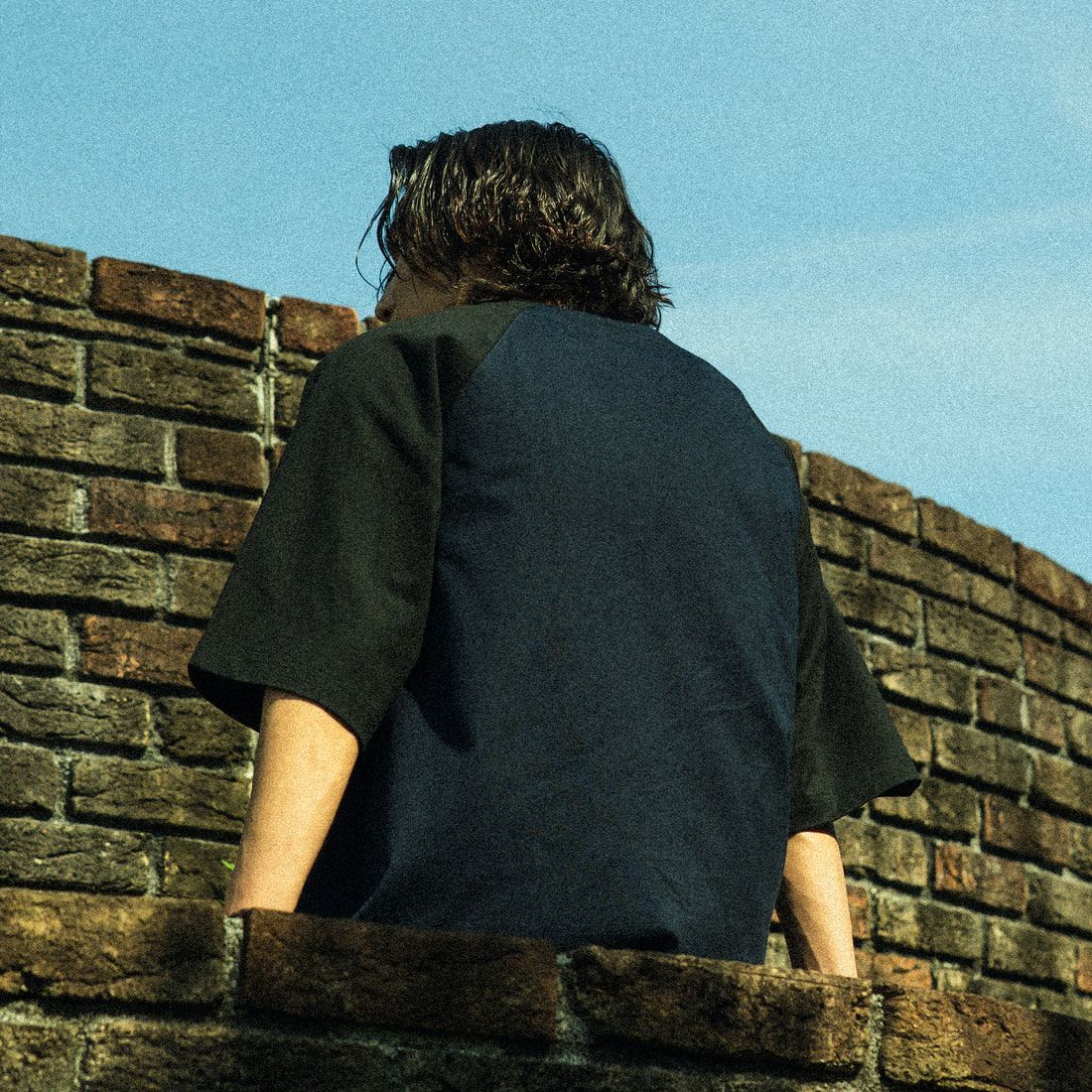 Name. [ネーム] 別注 ラグランビッグTシャツ [NMCU-JF-02] NAVY/BLACK &&モデル身長：179cm 着用サイズ：1&&