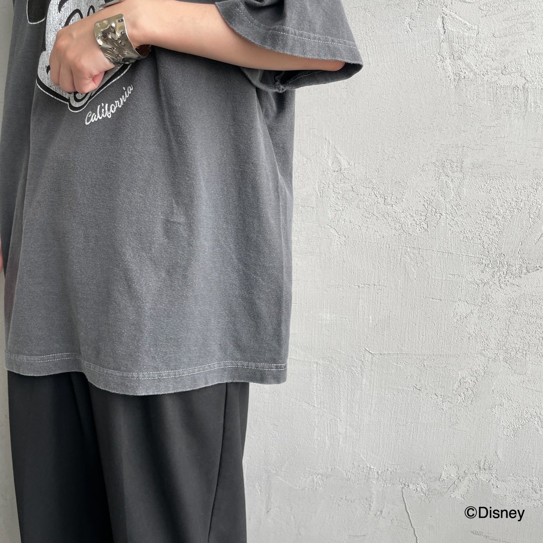 GOOD ROCK SPEED [グッドロックスピード] 別注 / MICKEY MOUSE / プリントTシャツ [INTN-040-JF] CHARCOAL &&モデル身長：150cm 着用サイズ：M&&