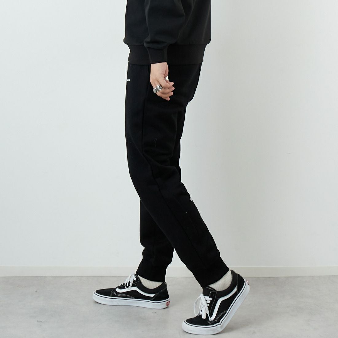 TATRAS [タトラス] FOLMIDO スウェットパンツ [MJXA0048103588] BLACK &&モデル身長：179cm 着用サイズ：3&&