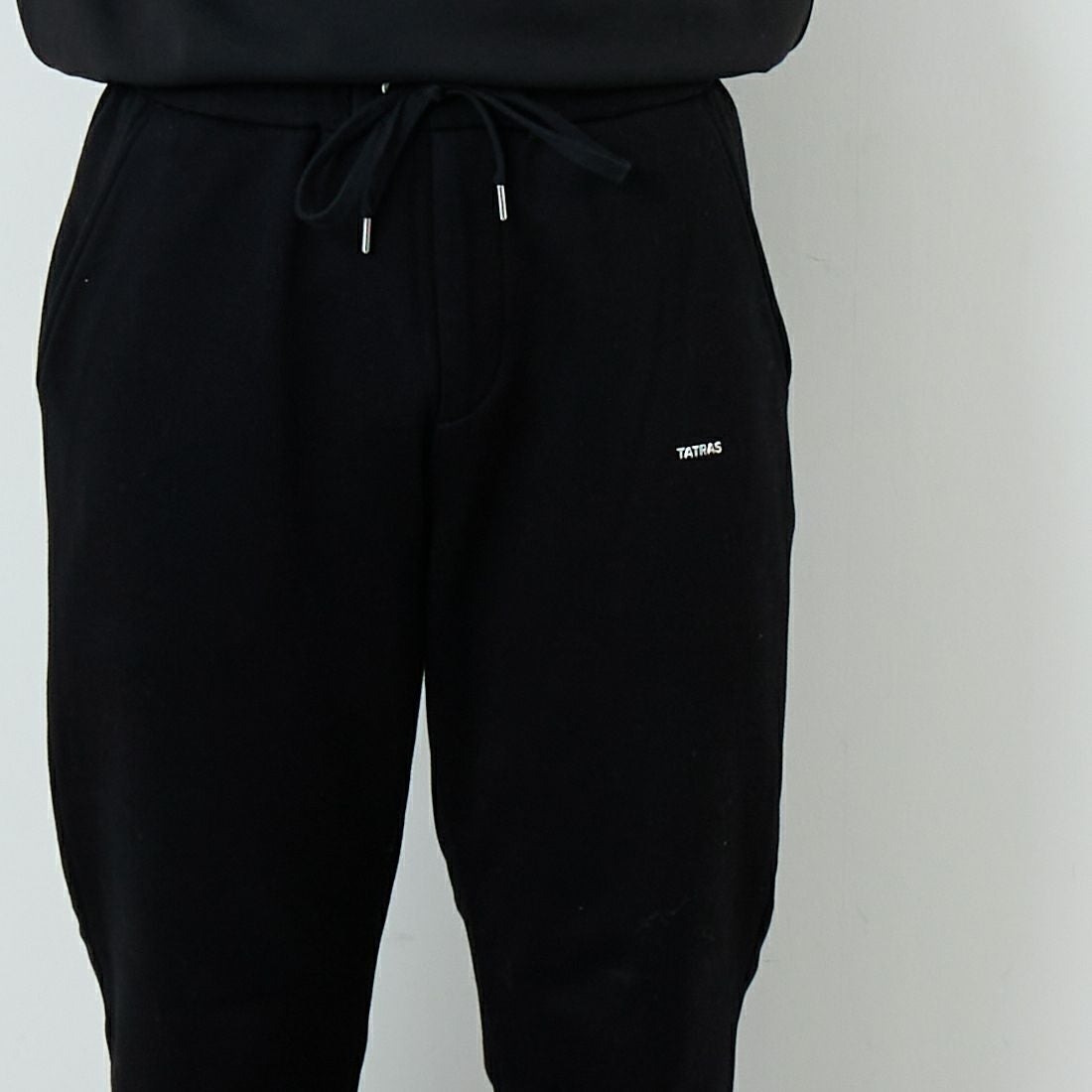 TATRAS [タトラス] FOLMIDO スウェットパンツ [MJXA0048103588] BLACK &&モデル身長：179cm 着用サイズ：3&&