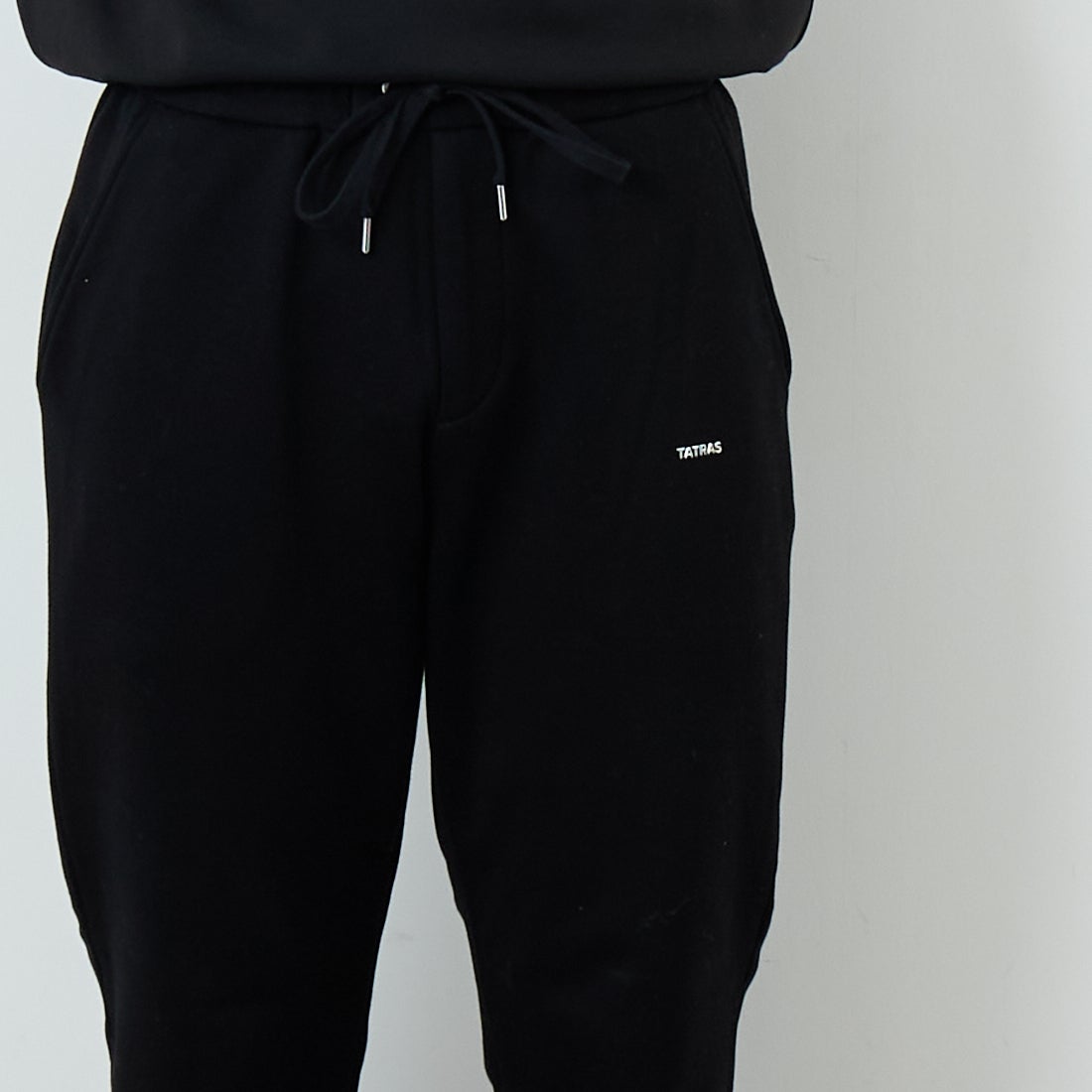 TATRAS [タトラス] FOLMIDO スウェットパンツ [MJXA0048103588] BLACK &&モデル身長：179cm 着用サイズ：3&&