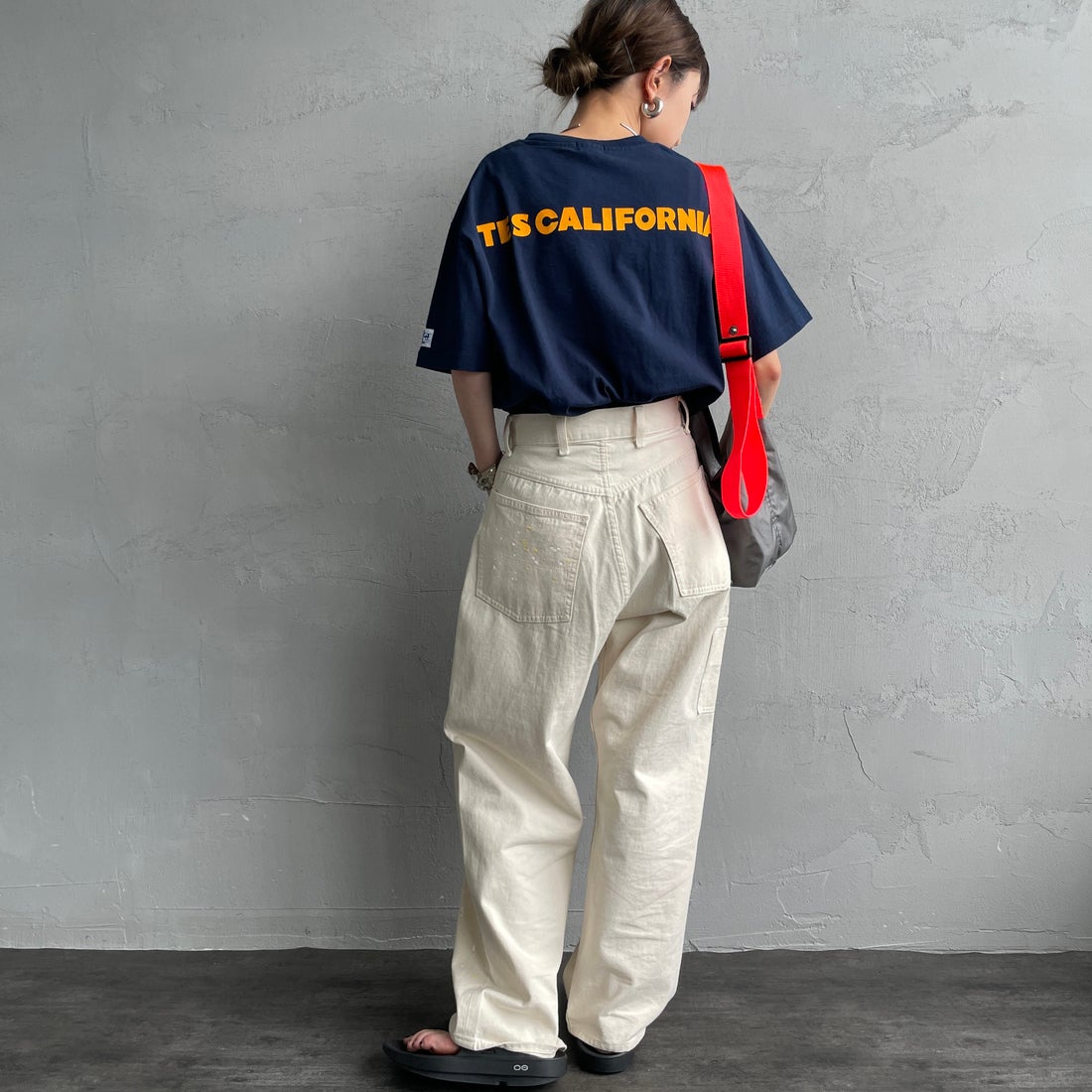 The Endless Summer [エンドレスサマー] 別注 ワンポイントBUHIフロッキープリントTシャツ [FH-25574516-JF] NAVY &&モデル身長：150cm 着用サイズ：S&&