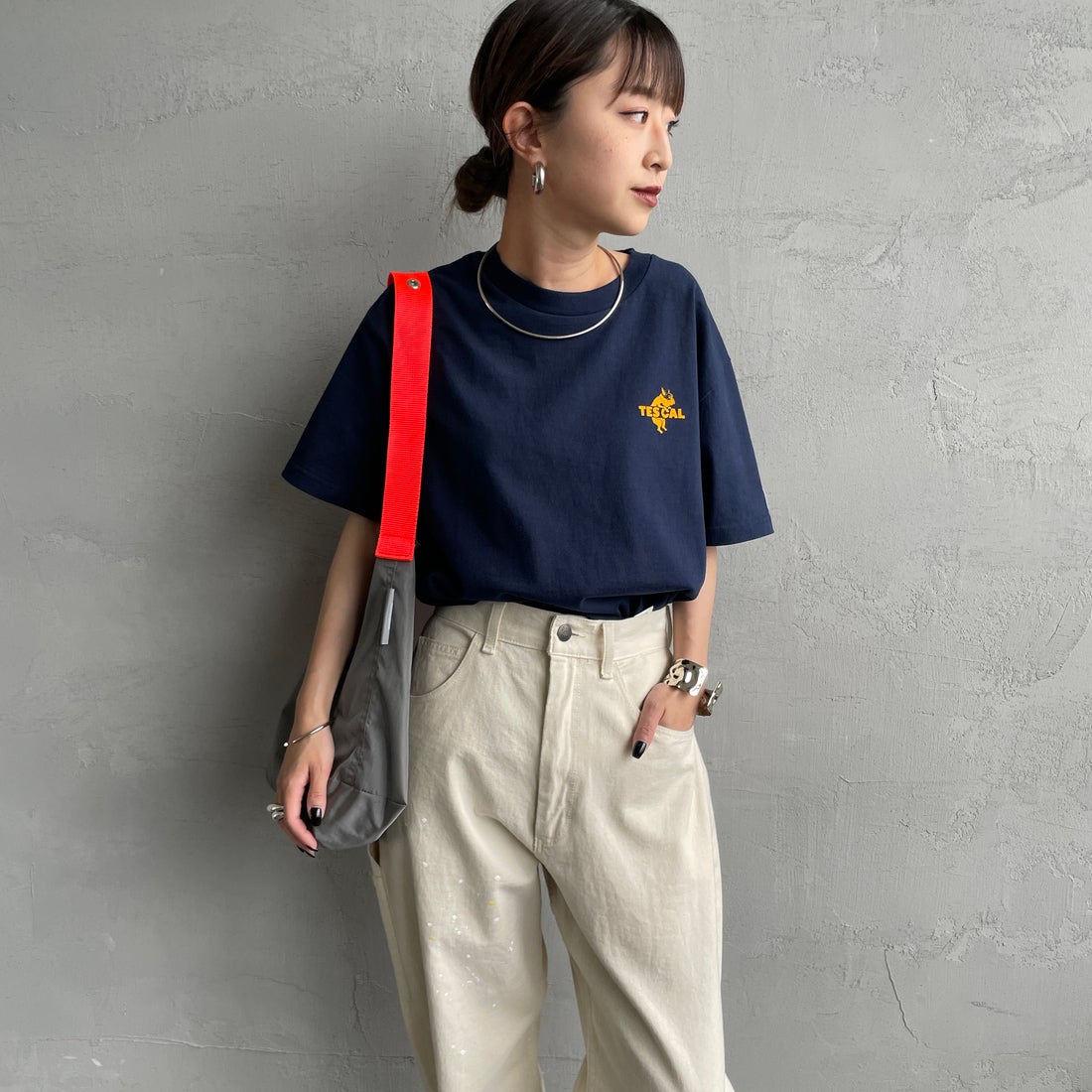 The Endless Summer [エンドレスサマー] 別注 ワンポイントBUHIフロッキープリントTシャツ [FH-25574516-JF] NAVY &&モデル身長：150cm 着用サイズ：S&&