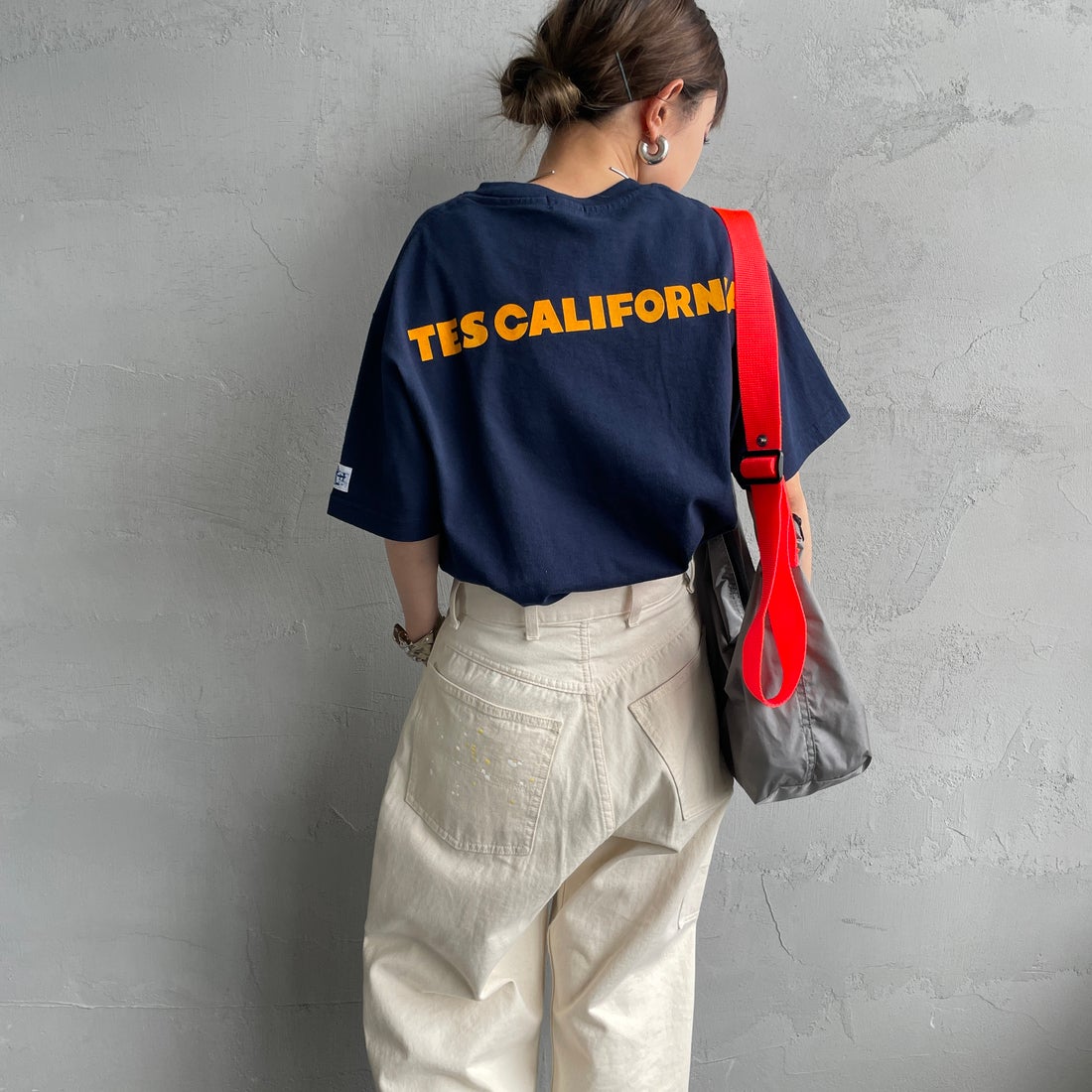 The Endless Summer [エンドレスサマー] 別注 ワンポイントBUHIフロッキープリントTシャツ [FH-25574516-JF] NAVY &&モデル身長：150cm 着用サイズ：S&&