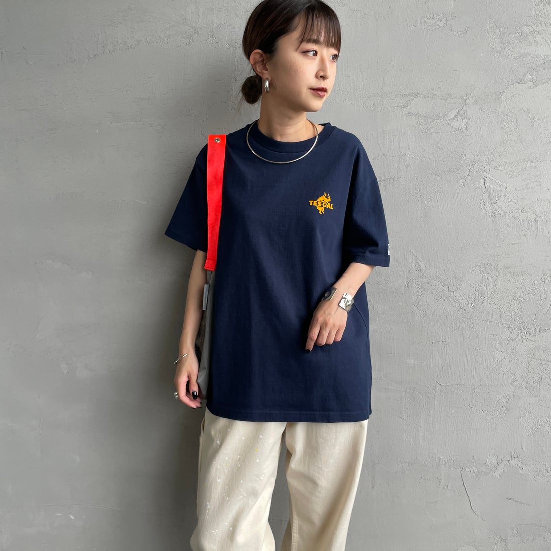 The Endless Summer [エンドレスサマー] 別注 ワンポイントBUHIフロッキープリントTシャツ [FH-25574516-JF] NAVY &&モデル身長：150cm 着用サイズ：S&&