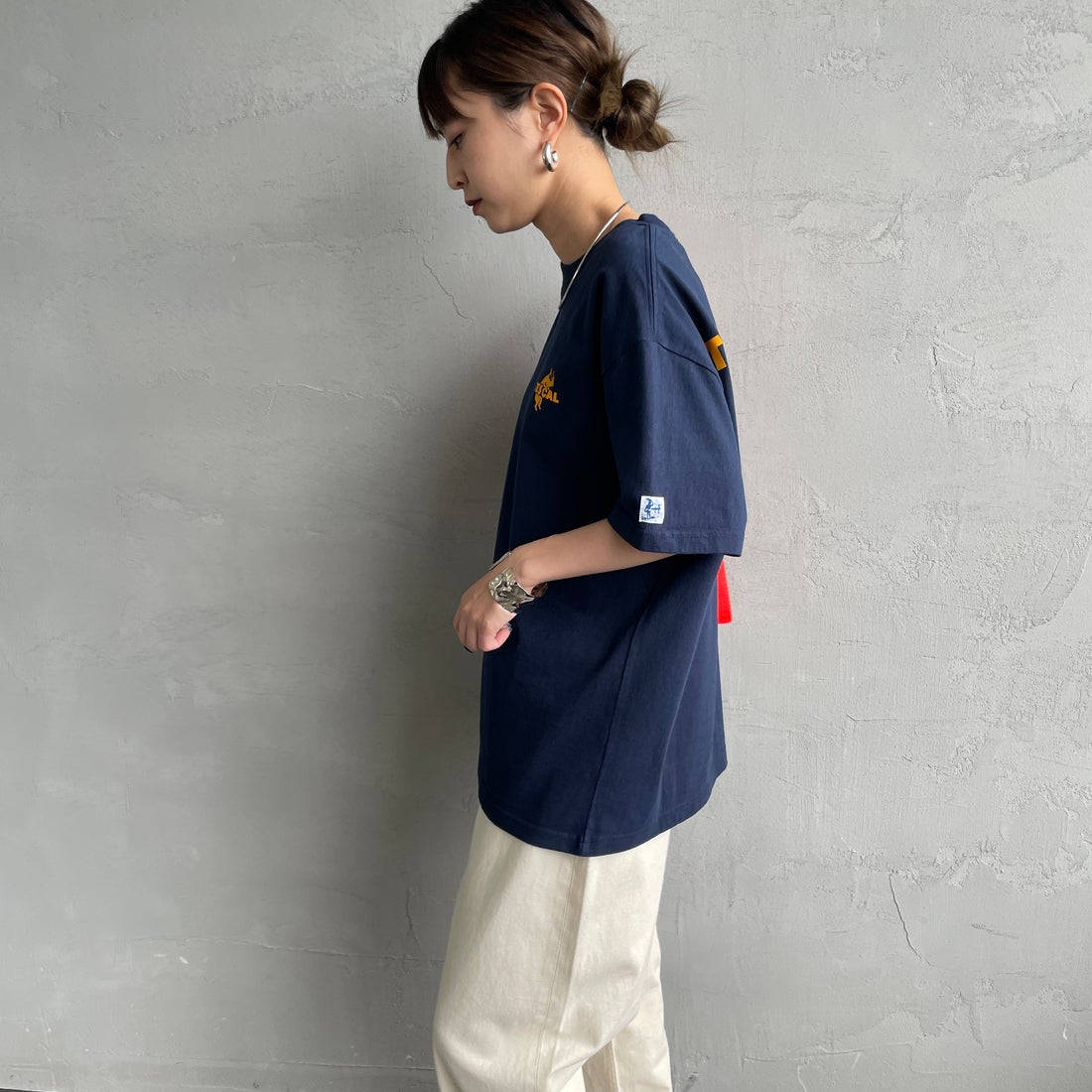 The Endless Summer [エンドレスサマー] 別注 ワンポイントBUHIフロッキープリントTシャツ [FH-25574516-JF] NAVY &&モデル身長：150cm 着用サイズ：S&&