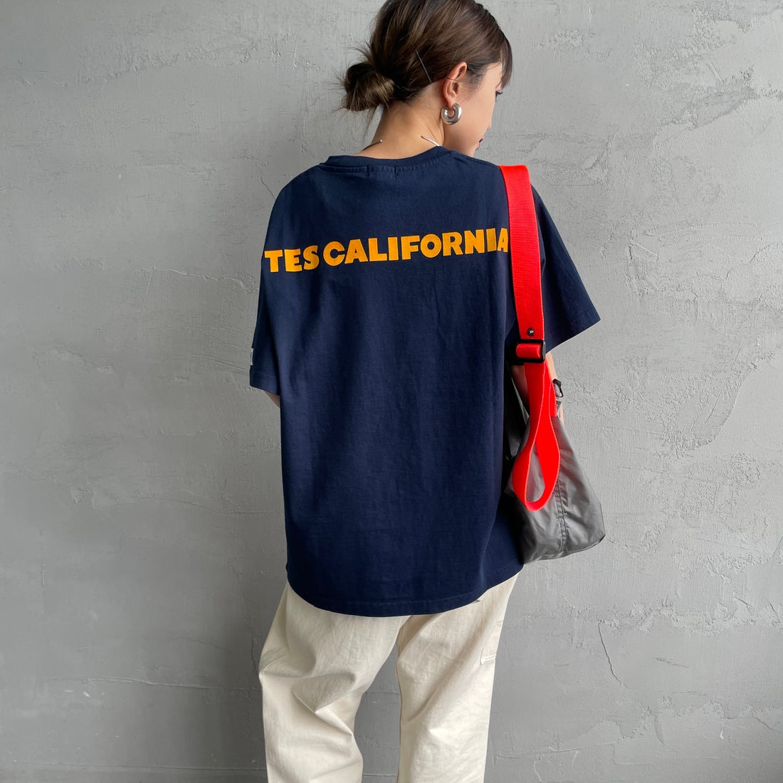 The Endless Summer [エンドレスサマー] 別注 ワンポイントBUHIフロッキープリントTシャツ [FH-25574516-JF] NAVY &&モデル身長：150cm 着用サイズ：S&&
