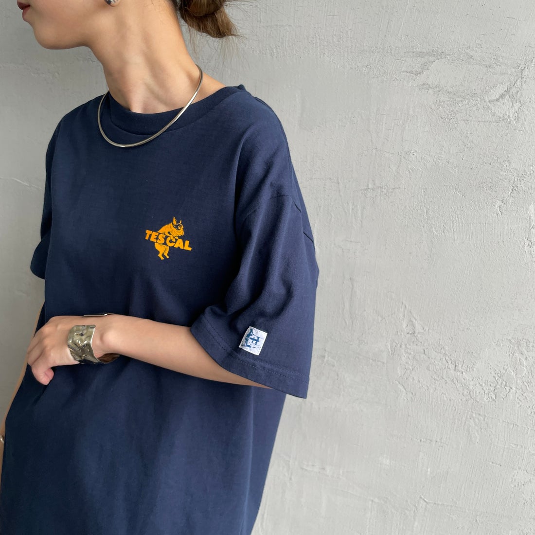The Endless Summer [エンドレスサマー] 別注 ワンポイントBUHIフロッキープリントTシャツ [FH-25574516-JF] NAVY &&モデル身長：150cm 着用サイズ：S&&