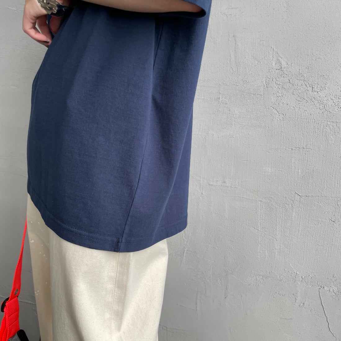 The Endless Summer [エンドレスサマー] 別注 ワンポイントBUHIフロッキープリントTシャツ [FH-25574516-JF] NAVY &&モデル身長：150cm 着用サイズ：S&&