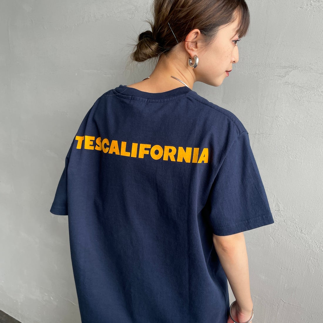 The Endless Summer [エンドレスサマー] 別注 ワンポイントBUHIフロッキープリントTシャツ [FH-25574516-JF] NAVY &&モデル身長：150cm 着用サイズ：S&&